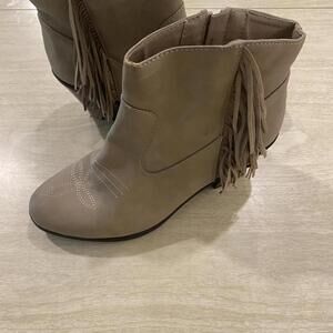 Sam & Libby size 9 Taupe Western cowboy chelsea boots with fringe.